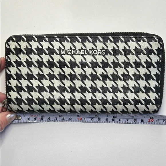 Michael Kors Monochrome Houndstooth Zip Wallet - Picture 6 of 8
